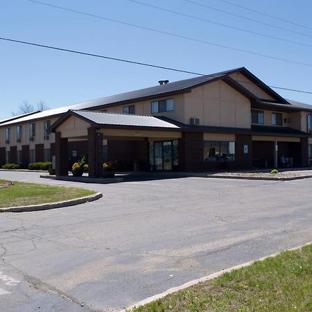Amerivu Inn And Suites Shawano Wi Экстерьер фото