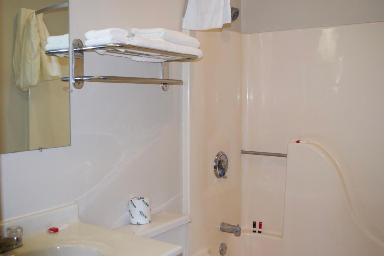 Amerivu Inn And Suites Shawano Wi Экстерьер фото