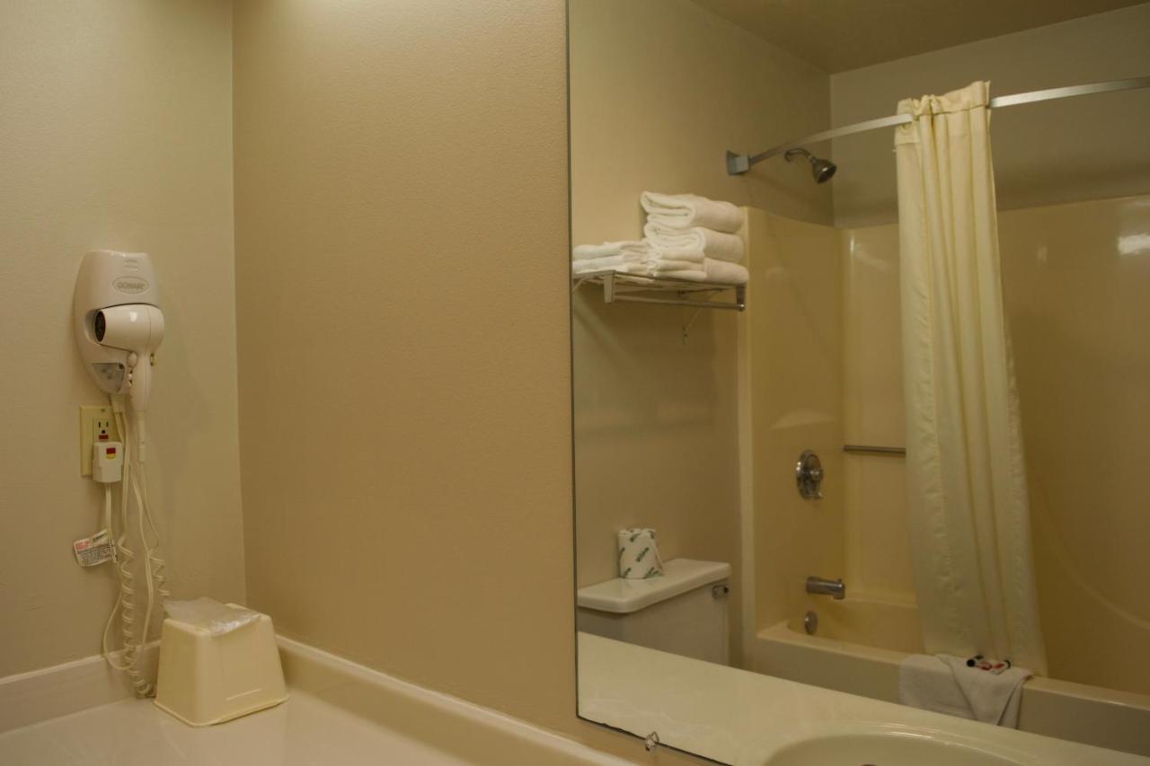Amerivu Inn And Suites Shawano Wi Экстерьер фото