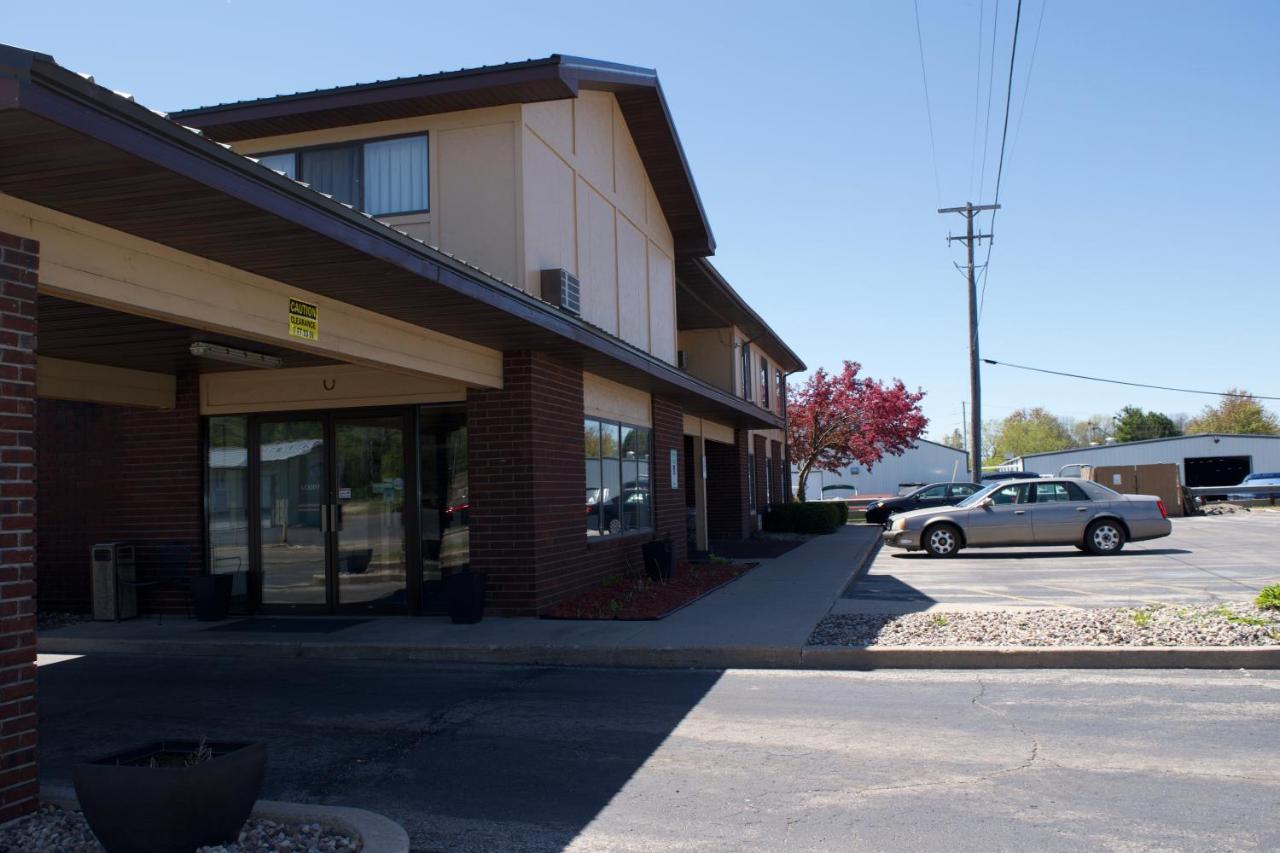 Amerivu Inn And Suites Shawano Wi Экстерьер фото