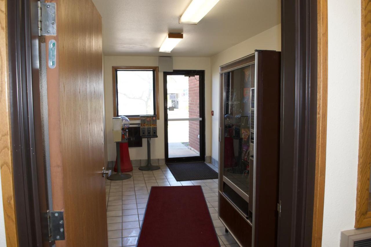 Amerivu Inn And Suites Shawano Wi Экстерьер фото