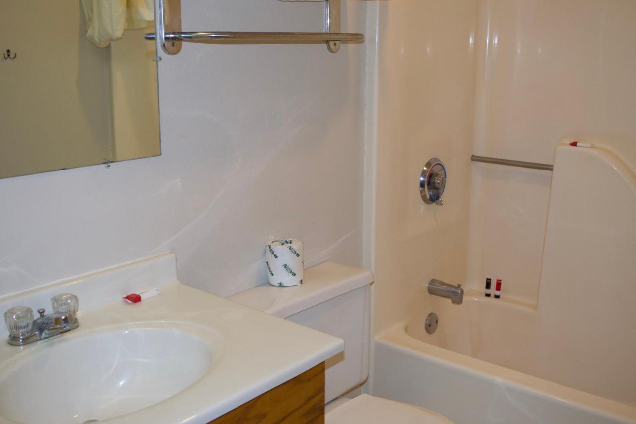 Amerivu Inn And Suites Shawano Wi Экстерьер фото