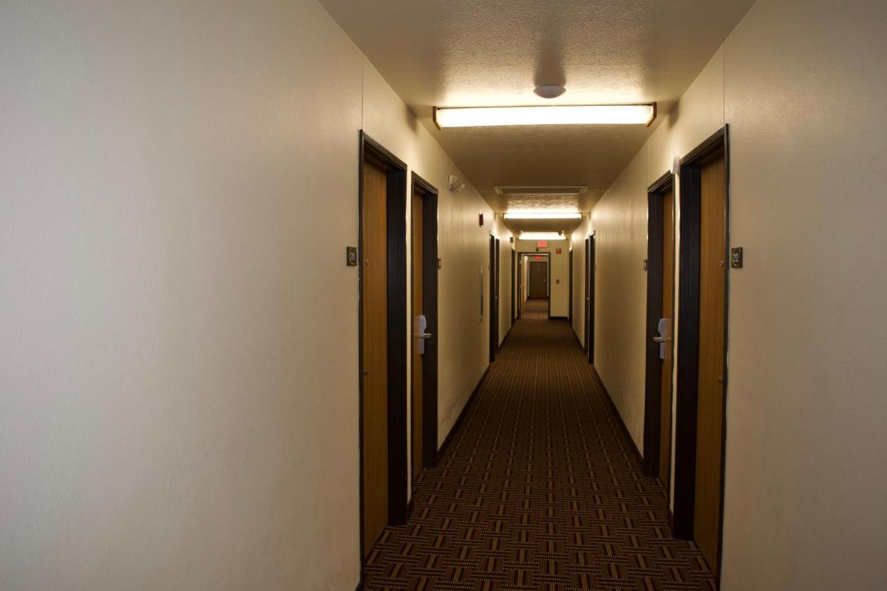 Amerivu Inn And Suites Shawano Wi Экстерьер фото