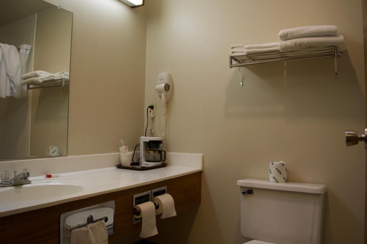 Amerivu Inn And Suites Shawano Wi Экстерьер фото