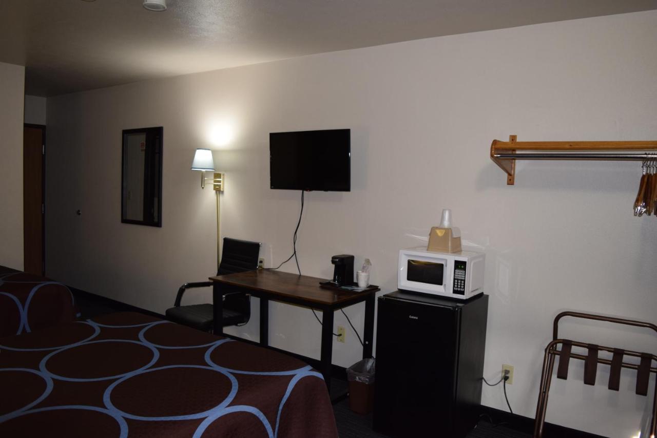 Amerivu Inn And Suites Shawano Wi Экстерьер фото