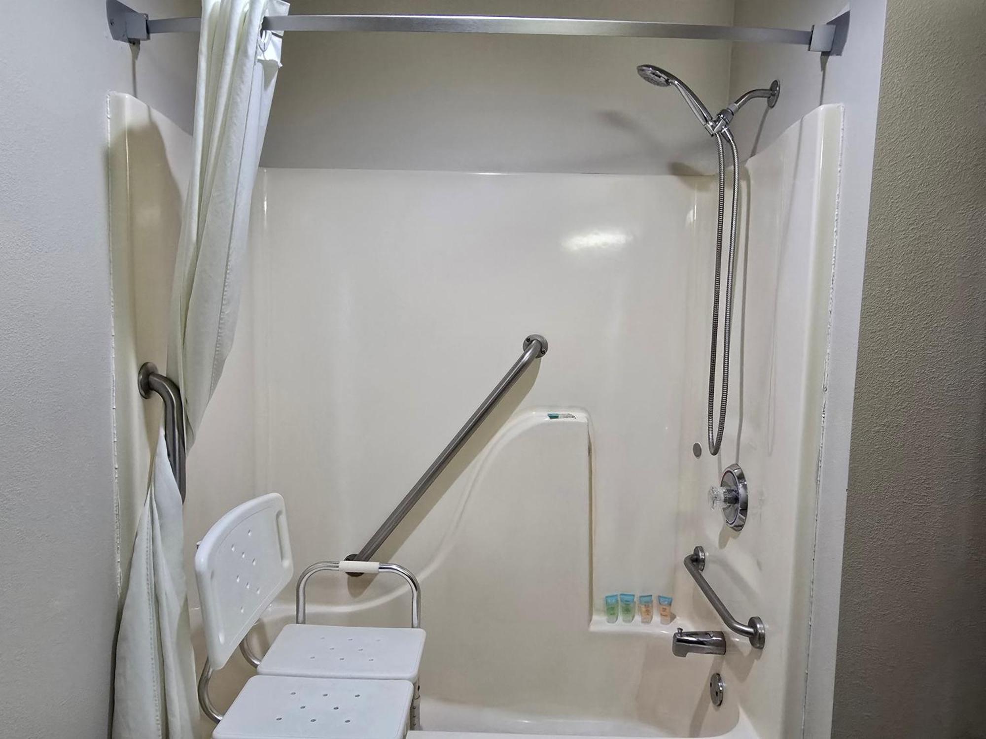 Amerivu Inn And Suites Shawano Wi Экстерьер фото