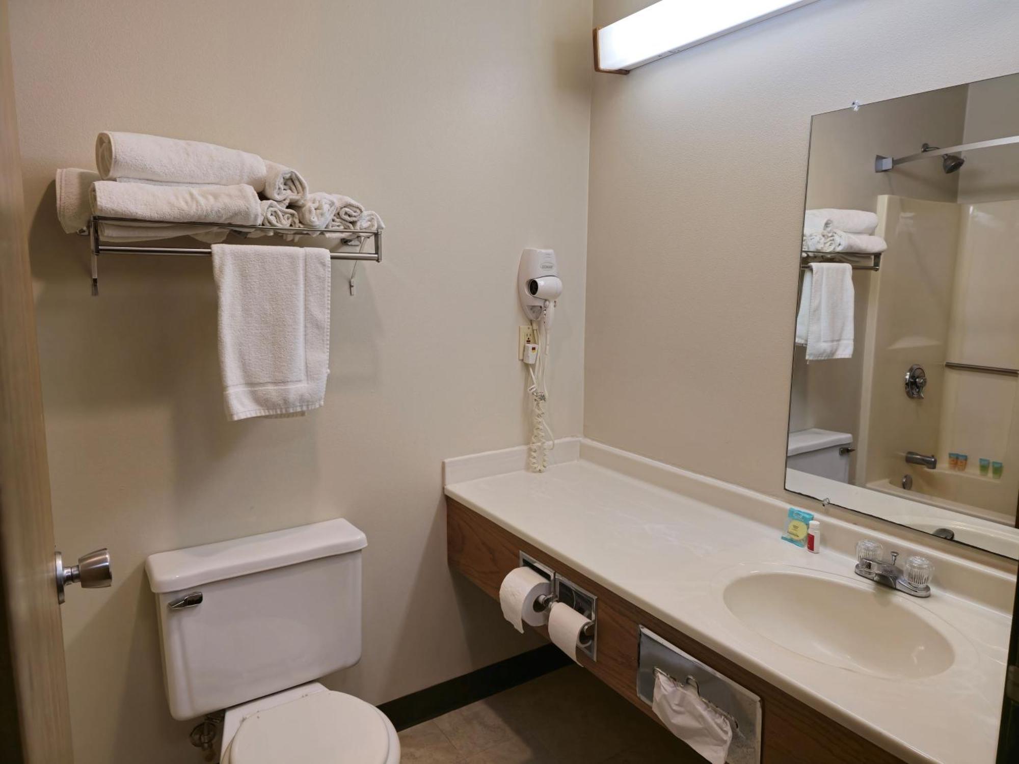 Amerivu Inn And Suites Shawano Wi Экстерьер фото